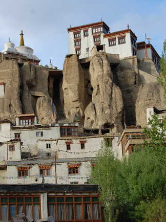 Village et monastère de Lamayuru cerné par les montagnes du Zanskar en Inde Himalayenne