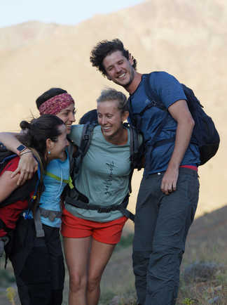 Voyageurs heureux dans le Haut Atlas maroccain