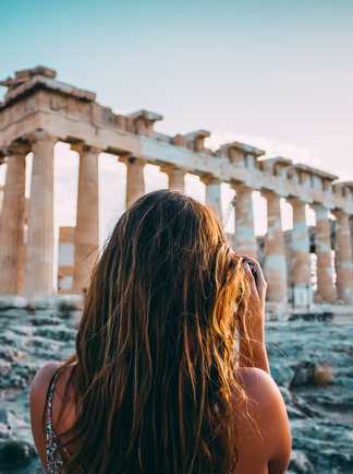 Voyageuse devant le temple d'Athènes en Grèce