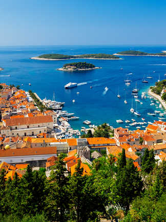 Vue panoramique sur le port de l'île de Hvar depuis la forteresse connue sous le nom de Fortica, Croatie