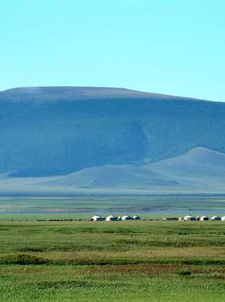 Vue sur les steppes mongoles et les yourtes en Mongolie