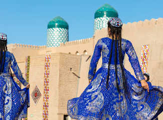 Femmes ouzbeks en tenue traditionnelle