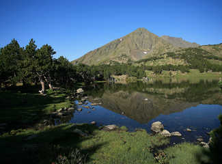 Lac ombragé lors d'un trek dans le massif de Neouvielle, Pyrénées