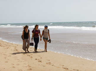 Randonneuses sur la plage, côte Atlantique