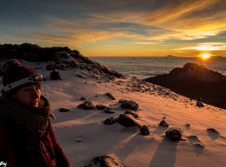 Randonneuse au sommet du Kilimandjaro au lever de=u soleil en Tanzanie