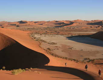 Ascension de la Crazy Dune, la plus haute de Sossusvlei dans le désert du Namib