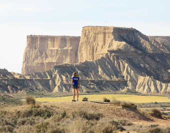 Bardena Blanca avec randonneur - © Randonneur qui admire les reliefs argileux des Bardenas Reales