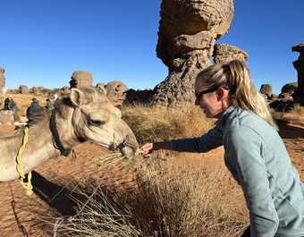 Caroline et un dromadaire dans le désert du Sahara en Algérie