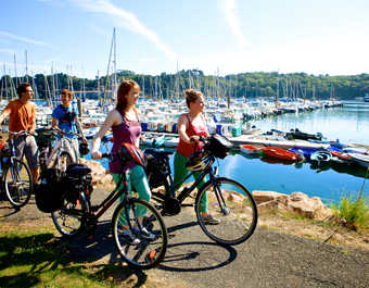Cyclistes Port Lezardrieux Nord Bretagne