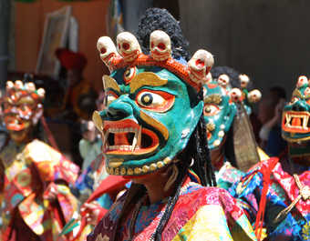 Danse masquée, pendant un festival bouddhiste, en Inde Himalayenne