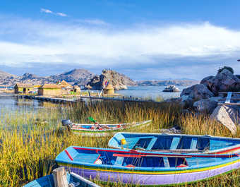 Des barques colorées sur le Lac Titicaca en Bolivie