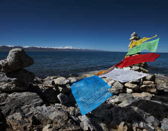 Drapeaux de prières au bord du lac Namsto au Tibet