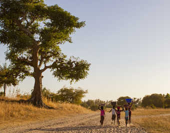 enfant qui courent dans la brousse senegalaise