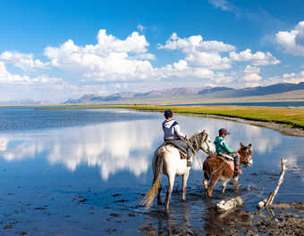 Enfants à cheval, lac Song Kul, Kirghizie