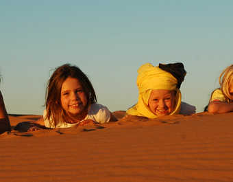 Enfants coucher de soleil dans les dunes, Maroc