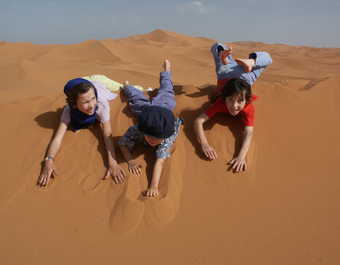 Enfants dévalant les dunes, Maroc