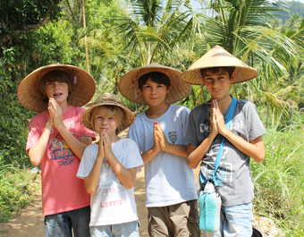 Enfants faisant un salut traditionnel en Indonésie - © Enfants faisant un salut traditionnel en Indonésie