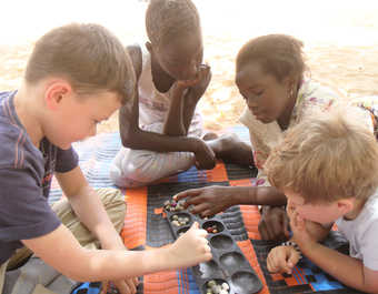 Enfants jouant à l'awalé au Sénégal - © Enfants jouant à l'awalé au Sénégal