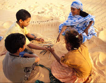 Enfants jouant dans le sable en Mauritanie