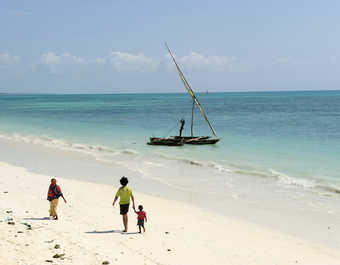 Enfants se baladant sur une plage à Zanzibar