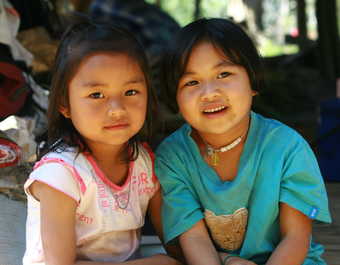 Enfants thaïlandaise dans un village proche de Khao Sok en Thaïlande