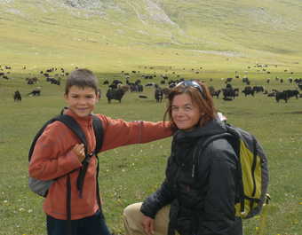Famille souriant et posant devant les paysages de Kirghizie - © Famille souriant et posant devant les paysages de Kirghizie