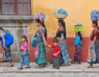 Femmes et enfants dans une rue du Guatemala