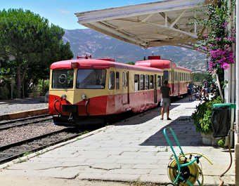 Gare de Calvi lors de la traversée de la Corse en train