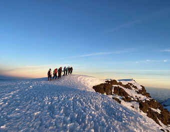 Groupe de randonneurs au sommet du Kilimandjaro Tanzanie