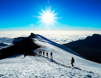 Groupe de randonneurs durant l'ascension finale du Kilimandjaro en Tanzanie