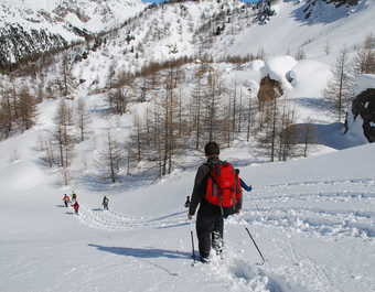 groupe de randonneurs en pleine randonnée de retour au sud est de la France dans les Alpes