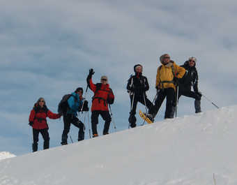 groupe de randonneurs qui prenne la pause en pleine randonnée au sud est de la France dans les Alpes