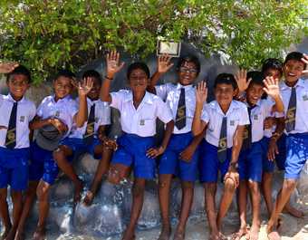 Groupe d'enfants en uniforme nous saluant au Sri Lanka