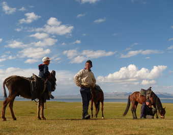 jeunes cavaliers kirghiz au lac Son Kul