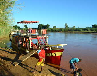 La navigation en chaland sur le fleuve Tsiribinha à Madagascar