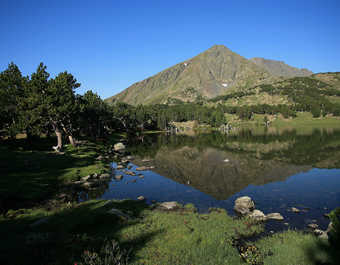 Lac ombragé lors d'un trek dans le massif de Neouvielle