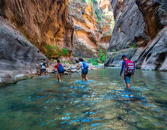 Marche aquatique dans les canyons de Jordanie