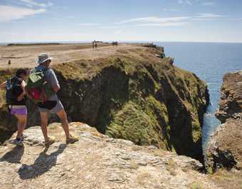 Marcheurs au dessus du trou de l'enfer sur l'île de Groix en Bretagne