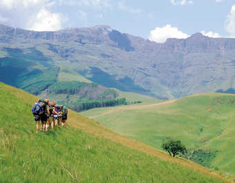 Marcheurs dans les montagnes du Drakensberg en Afrique du Sud