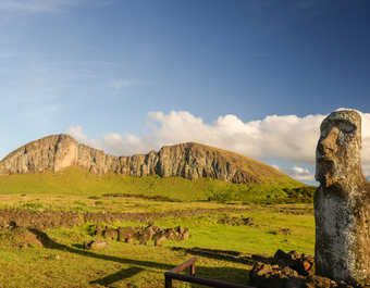 moai à Tongariki devant le volcan Rano Raruku