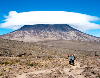 Nuage lenticulaire sur le massif du Kibo au Kilimandjaro Tanzanie