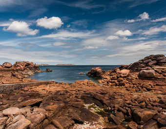 paysage typique de la côte de granit rose  parsemé de roches roses le long de la mer