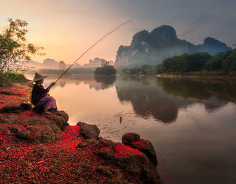 pêcheur qui pêche en Thaïlande