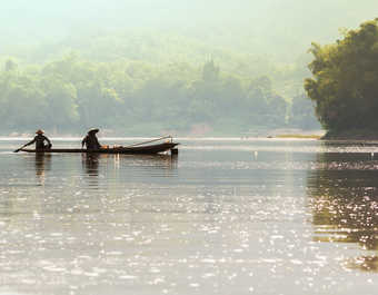 Pêcheurs sur une rivière au Laos