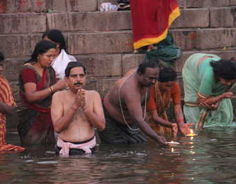 Pèlerins dans le Gange à Varanasi