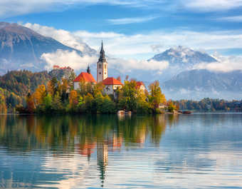 Petite île au cœur du lac de Bled en Slovénie