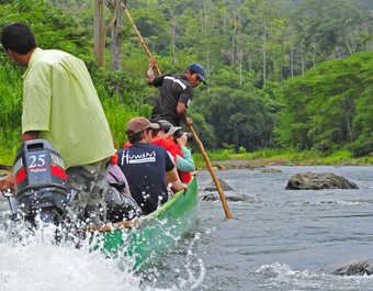 Pirogue sur le Rio Yorking pour se rendre chez les indiens Bribri, entre Costa Rica et Panama