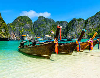 Plage du sud Thailande avec des bateaux typiques