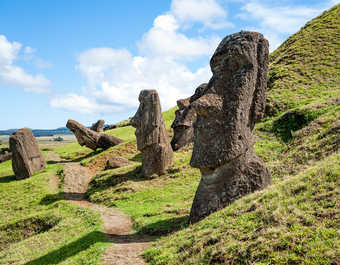 plusieurs moai au volcan rano raraku sur l'ile de Paques