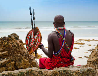 portrait d'un guerrier Massaï en Afrique. plage de Diani, au Kenya